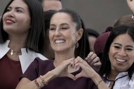 La candidata presidencial Claudia Sheinbaum hace un gesto con la mano y el corazón durante su mitin de cierre de campaña en el Zócalo de la Ciudad de México.