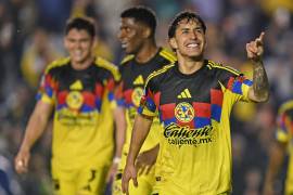 Alejandro Zendejas celebra uno de sus dos goles que dieron la victoria a América sobre Pumas en el Clásico Capitalino.