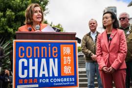 La representante demócrata Nancy Pelosi habla en apoyo de la candidata al Congreso, Connie Chan (a la derecha), en el mitin “Incentiva la participación electoral” celebrado en San Francisco.