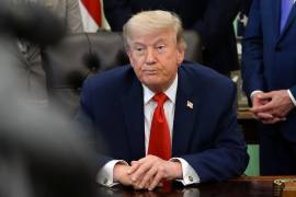 El presidente Donald Trump escucha durante un acto para firmar una proclamación sobre la industria pesquera, en el Despacho Oval de la Casa Blanca, el jueves 11 de junio de 2026, en Washington.
