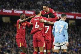 El Liverpool dio un gran paso hacia el título de la Premier League al derrotar 2-0 al Manchester City en el Etihad Stadium, consolidándose en la cima con 11 puntos de ventaja sobre el Arsenal.