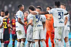 Johan Vásquez fue titular en la derrota del Genoa ante el Inter, en un partido de Serie A marcado por la violencia de ultras fuera del estadio.