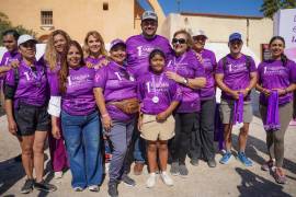 Familias y niños participan en la caminata y actividades culturales, reforzando la tradición y el sentido de comunidad en Ramos Arizpe.