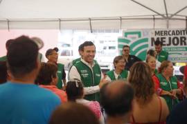 Gabriel Elizondo participó en la edición del Mercadito Mejora realizada en la colonia Roma, donde se ofrecieron productos a bajo costo.