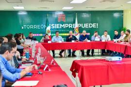 El alcalde de Torreón prepara cambios en diversas áreas para una transición ordenada y mejorar la atención a los ciudadanos.