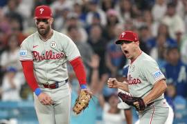 Bryce Harper celebra junto a Kyle Schwarber tras el triunfo que dio a los Phillies el campeonato del Este de la Liga Nacional frente a los Dodgers.