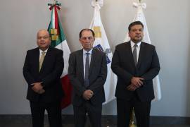 Fiscalía de Nuevo León investiga a un maestro tras una denuncia; autoridades catearon el colegio y su vivienda y aseguraron equipos electrónicos.