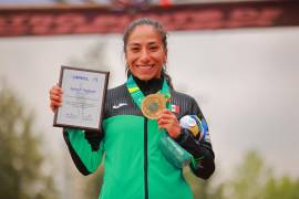 La nacida en Cuautitlán Izcalli se adjudicó la presea dorada luego de llegar en el primer lugar en las pruebas de equitación, esgrima, nado, tiro y carrera.