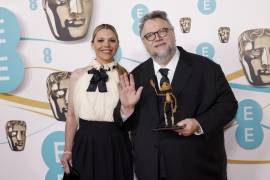 Guillermo Del Toro acudió a la ceremonia acompañado por Kim Morgan y una estatuilla de la icónica marioneta.
