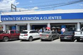 Usuarios hicieron fila bajo el sol este jueves para realizar el registro de sus líneas telefónicas en un centro de atención de Saltillo.