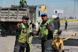 Cuadrillas municipales trabajan en distintos sectores de Saltillo para recuperar el pavimento de calles y bulevares.
