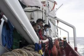 Migrantes miran a la Guardia Costera francesa acercándose al barco humanitario Ocean Viking que se dirige a Francia con 230 migrantes rescatados del mar Mediterráneo, el jueves 10 de noviembre de 2022. Francia permitirá que los migrantes desembarquen en Toulon.