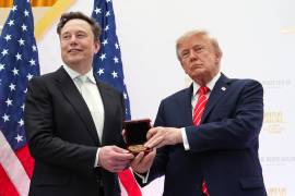 El presidente Donald Trump (a la derecha) entrega la Medalla Nacional de Ciencia a Elon Musk durante un acto en el Instituto de la Paz de los Estados Unidos, el jueves 8 de octubre de 2026, en Washington.