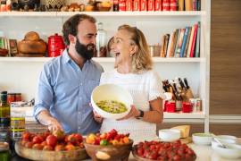 Madre e hijo conjugan sabores de Italia y México en la cocina de su hogar.