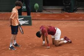 Un recogepelotas auxilió a Novak Djokovic tras sufrir una caída durante el partido de cuarta ronda contra Francisco Cerúndolo en el Abierto de Francia.