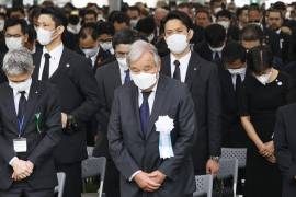 El Secretario General de la ONU, Antonio Guterres (c) guarda un minuto de silencio por las víctimas del bombardeo atómico en la ceremonia conmemorativa del 77º aniversarioen Hiroshima.