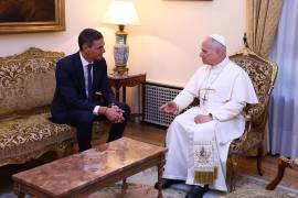 El presidente del Gobierno, Pedro Sánchez y el papa León XIV en la sede de la Nunciatura Apostólica en Madrid.