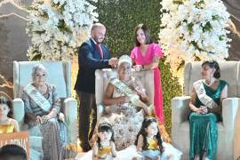 La alcaldesa Sari Pérez Cantú entrega la banda y coloca la corona a la Reina del Adulto Mayor 2025–2026.