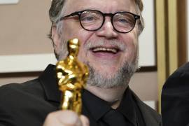 Guillermo del Toro, ganador del premio a mejor largometraje animado por “Guillermo del Toro’s Pinocchio”, posa en la sala de prensa en los Oscar.