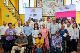 Autoridades estatales, municipales y representantes de los Clubes Rotarios encabezaron la entrega de aparatos ortopédicos a 50 personas con discapacidad en Ramos Arizpe.