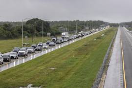 Antes de la llegada prevista del huracán Milton, una gran corriente de tráfico de evacuación se desplaza lentamente hacia el sur desde el noroeste de Florida por la carretera interestatal 75, en Naples, Florida.