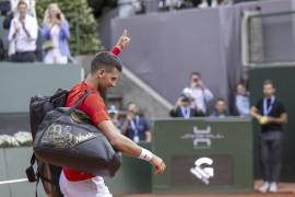 Novak Djokovic muestra su frustración en la semifinal del Abierto de Ginebra después de perder ante Tomas Machac en un emocionante enfrentamiento de tres sets.