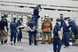 Policías y bomberos en el lugar en el que un hombre se habría prendido fuego, cerca de la oficina del primer ministro en Tokio.