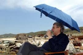 El compositor griego Mikis Theodorakis visita el antiguo campo de concentración de la isla de Makronisos, Grecia, el 15 de junio de 2004. EFE/EPA/Paris Papaioannou