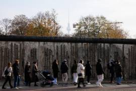 Visitantes caminan junto a los restos del Muro de Berlín después de un evento conmemorativo en el 35 aniversario de la caída del Muro de Berlín en Berlín, Alemania, el 9 de noviembre de 2024.