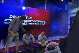 Imagen extraída del vídeo emitido por el canal TC Televisión en el que aparece un hombre encapuchado y armado al lado de dos trabajadores del medio, en plena retransmisión en vivo, en Guayaquil, Ecuador.