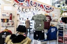 La gente mira mercancías con temas electorales y del caucus de Iowa en una tienda Raygun en Des Moines.