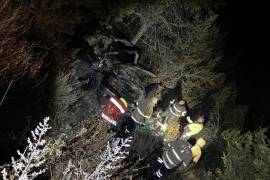 Elementos de Bomberos y Protección Civil atendieron el accidente en el ejido Los Lirios.