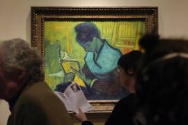 Visitantes pasan frente a la pintura de Van Gogh La lectora de novelas en la exposición Van Gogh en América en el Instituto de Arte de Detroit.