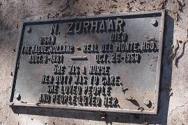 Placa de bronce en la lápida de Nelly Zurhaart: “Era enfermera, su deber era cuidar, amaba a la gente, la gente la amaba”.