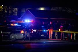 Personal de emergencias trabaja en la escena de un tiroteo masivo el sábado 29 de noviembre de 2025 en Stockton, California.