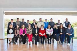 El Cabildo electo posando junto a Carlos Villarreal tras una reunión productiva de planificación.