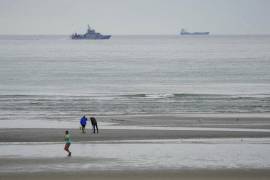 Los migrantes trataron de cruzar el Canal de la Mancha desde el norte de Francia, sin embargo, fallecieron al quedar destrozada la embarcación en que viajaban.