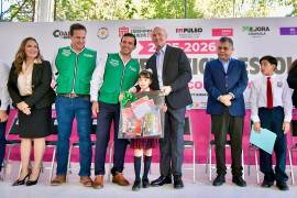 Gabriel Elizondo encabezó en Torreón el arranque de la entrega de mochilas y útiles, donde afirmó: “Queremos asegurar que ningún alumno de primaria se quede sin sus vacunas”.