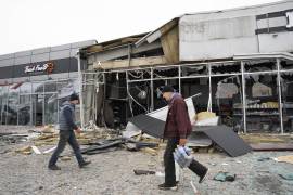 Residentes locales trabajan en el lugar del ataque con drones rusos cerca de un supermercado y un restaurante de comida rápida en el centro de Kramatorsk, este de Ucrania.