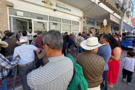 Personas aguardan en filas larguísimas frente al Banco del Bienestar, donde la espera supera las tres horas, afectando a beneficiarios de programas sociales y pensiones.