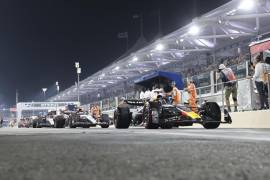 El piloto de Red Bull, Max Verstappen de los Países Bajos, conduce su monoplaza durante la sesión de calificación previa al Gran Premio de Abu Dhabi de Fórmula Uno en el circuito Yas Marina, Abu Dhabi. FOTO: AP