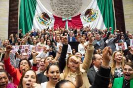 Al final de la segunda sesión ordinaria de la Cámara de Diputados, Morena y sus aliados tomaron la tribuna para protestar contra el gobierno de Estados Unidos.