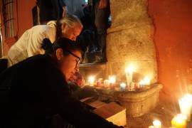 Recuerdan a Francisco Toledo con veladoras y canciones en su natal Oaxaca