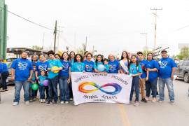 Contingentes participan en la marcha simbólica por calles del centro de Sabinas en favor de la concientización social.