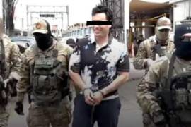 ICE difundió este jueves, por primera vez, un video del boxeador mexicano Julio César Chávez Jr., acusado de narcotráfico y crimen organizado, esposado de tobillos y manos.