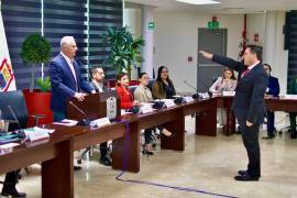 Román Alberto Cepeda González toma protesta a Raúl Alejandro Garza del Valle como séptimo regidor del Ayuntamiento de Torreón.