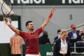 Novak Djokovic celebra la victoria ante Francisco Cerúndolo en la cuarta ronda del Abierto de Francia.