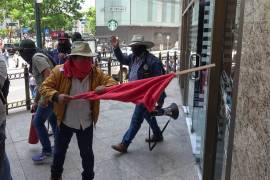 La sede nacional del SNTE, ubicada en Ciudad de México, fue atacada durante una protesta encabezada por la CNTE, lo que provocó un incendio.