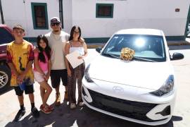Martín Rolando López Cardona recibió las llaves del Hyundai Grand i10 2026 que ganó en el sorteo de la Feria de la Uva de Parras, Coahuila.