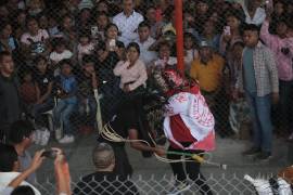 Personas participan de “La Pelea de Tigres” un ritual por la lluvia, en el municipio de Zitlala, estado de Guerrero.